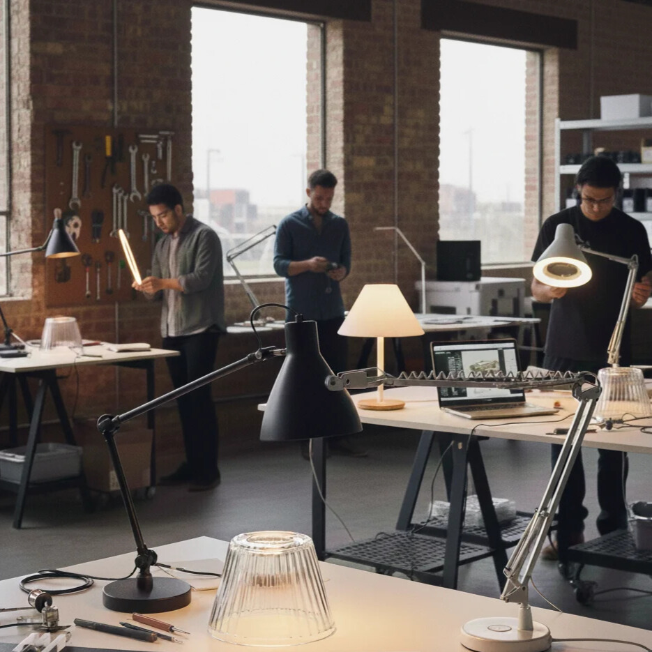 Equipo técnico profesional analizando eficiencia lumínica de lámparas LED en laboratorio de iluminación avanzada